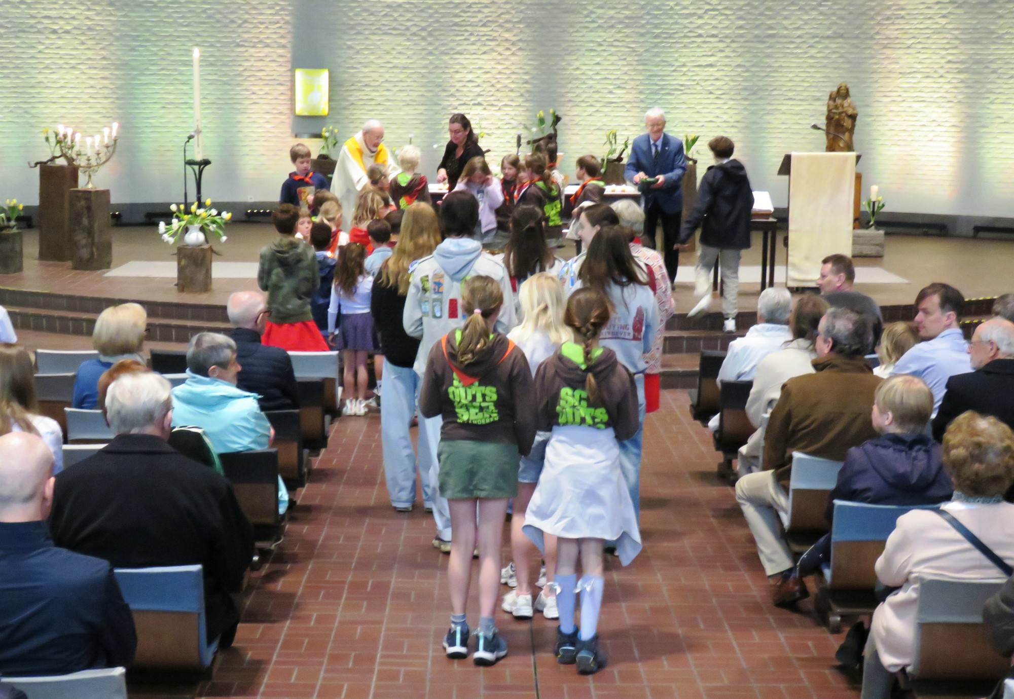 Paasviering - Aanbrengen van de gaven door vele kinderen