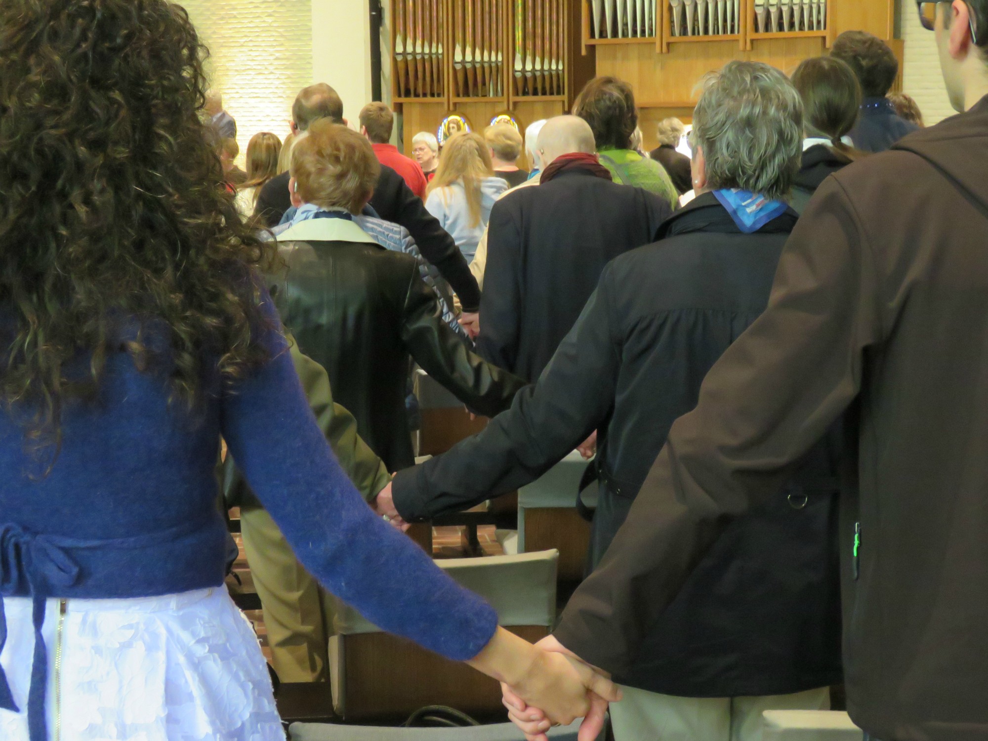Paasviering - Het Onze Vader hand in hand over de rijen heen